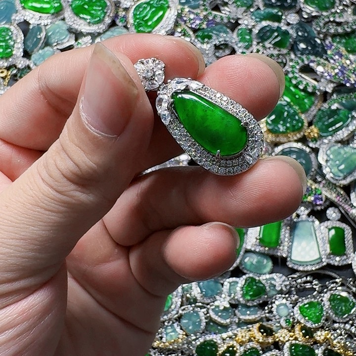 翡翠颈饰未镶嵌天然A货翡翠放漏