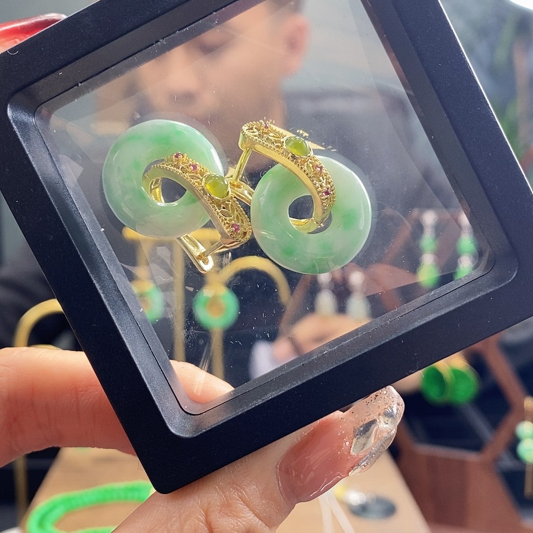 翡翠耳饰未镶嵌翡翠