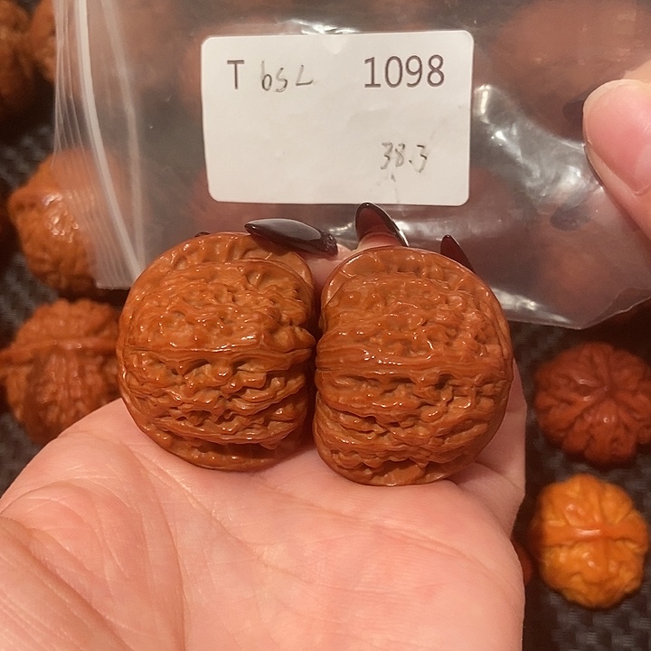 文玩核桃吊坠白狮子38