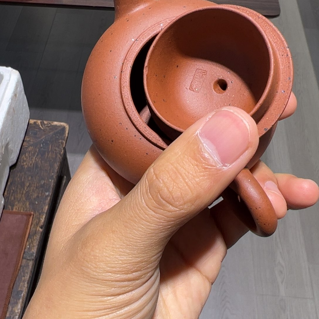 红泥茶壶砂红水平盖磕了