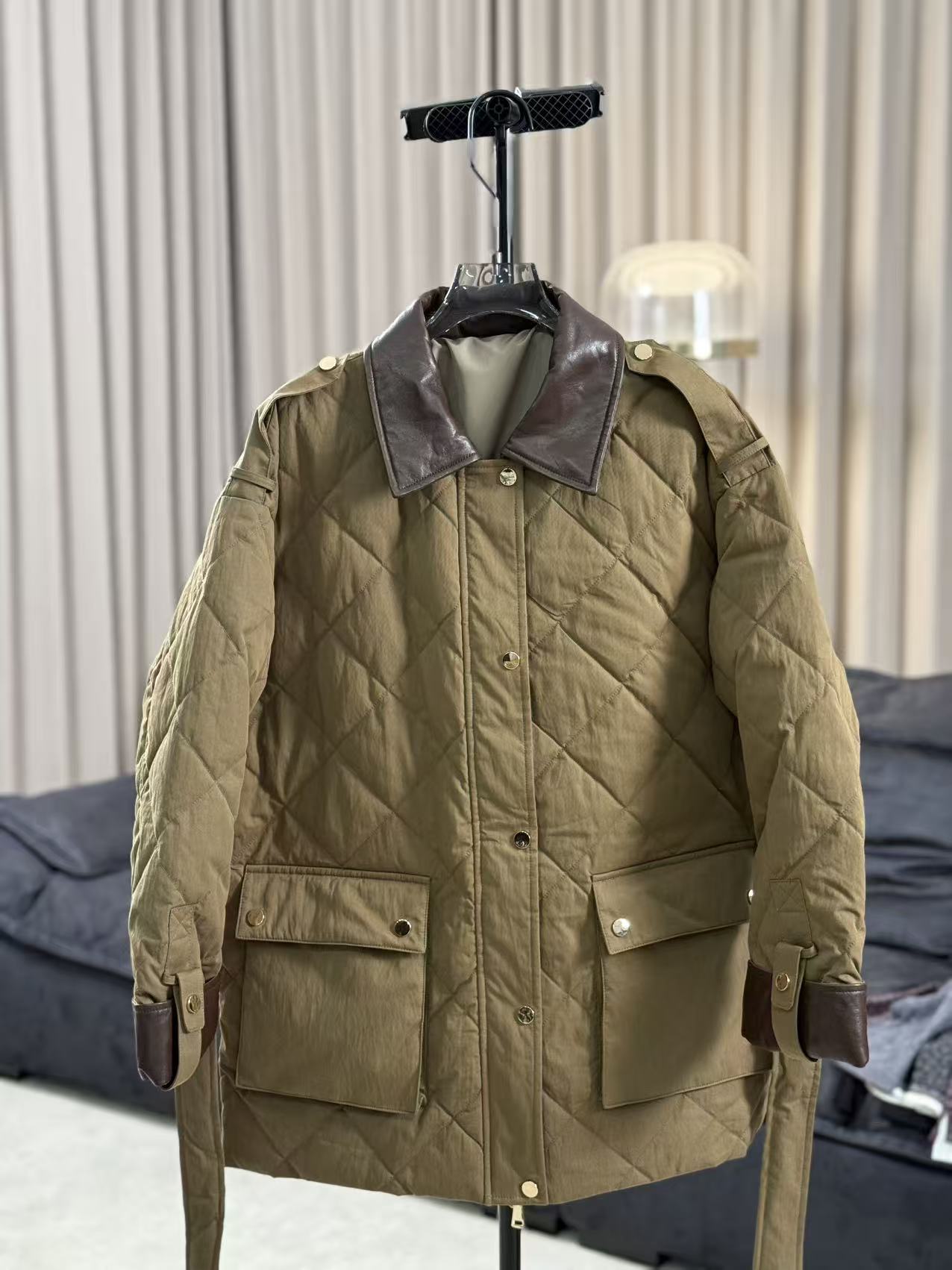 【柳青女装】2025冬季新款时尚翻领皮拼接菱形格羽外套TY5068