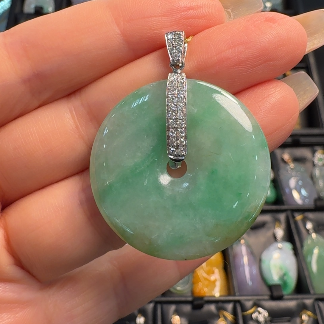 翡翠18K金镶嵌颈饰平安扣