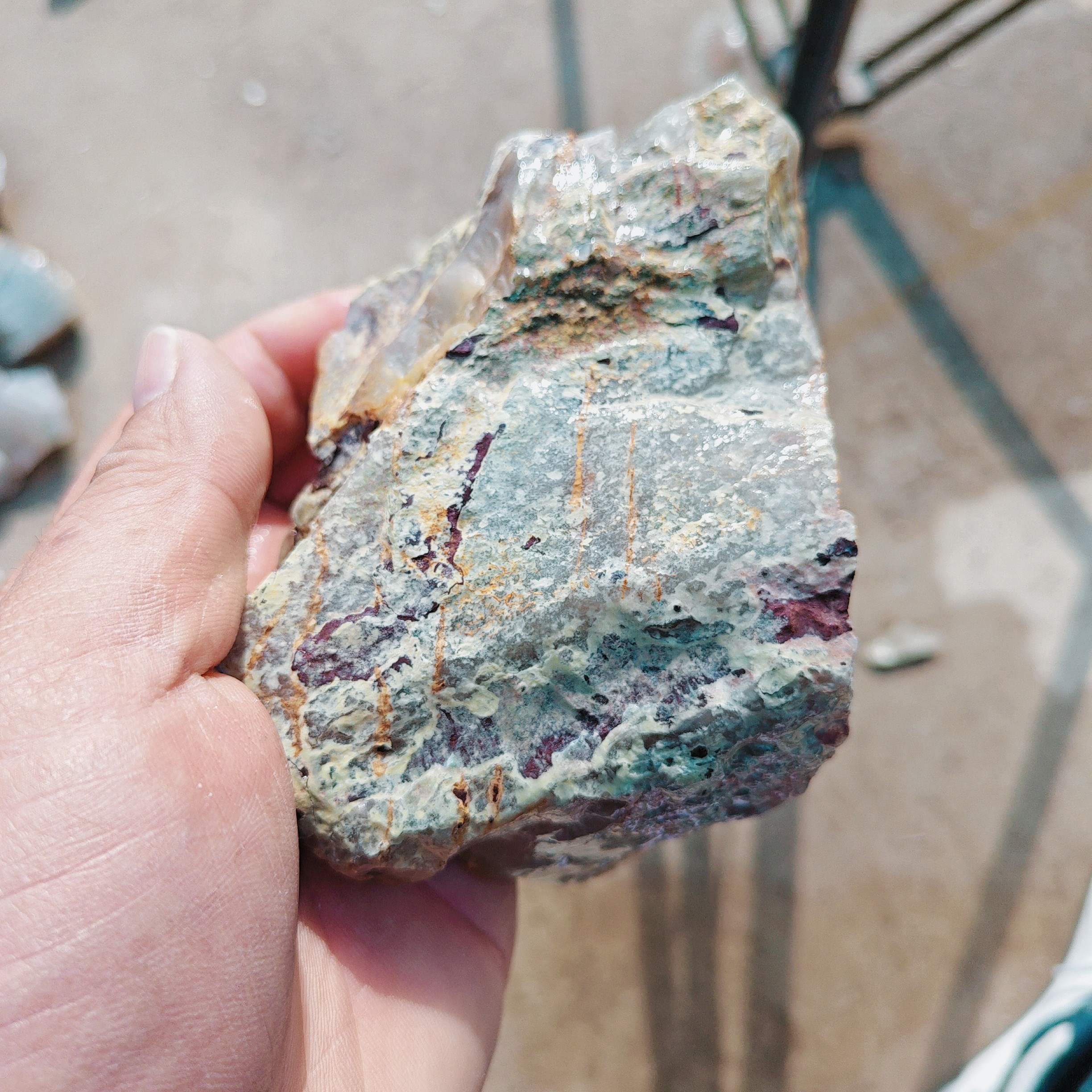 秦紫玉原石，珠子料，鱼缸石