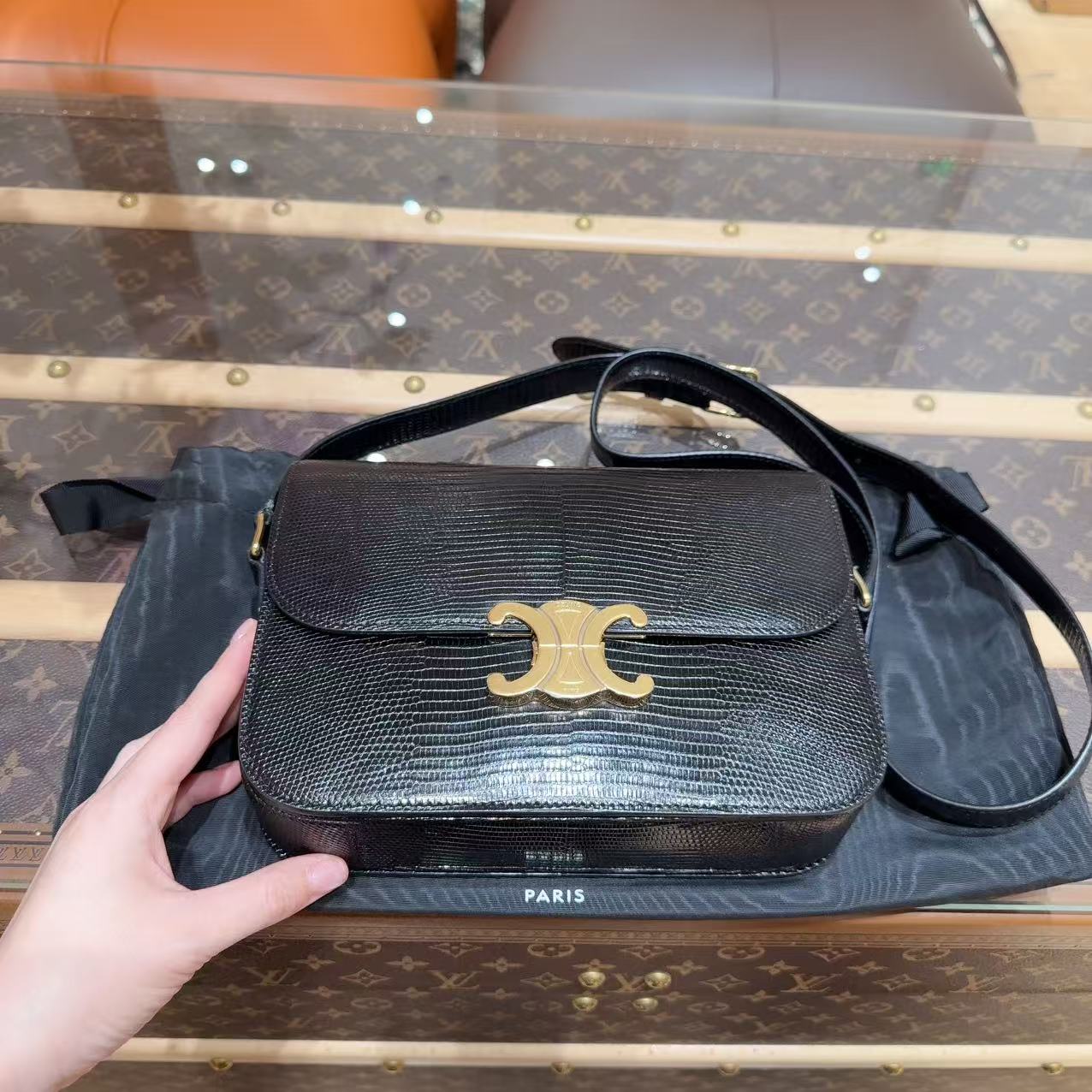 99新 Celine/思琳 黑金蜥蜴凯旋门中号 肩带可调节 