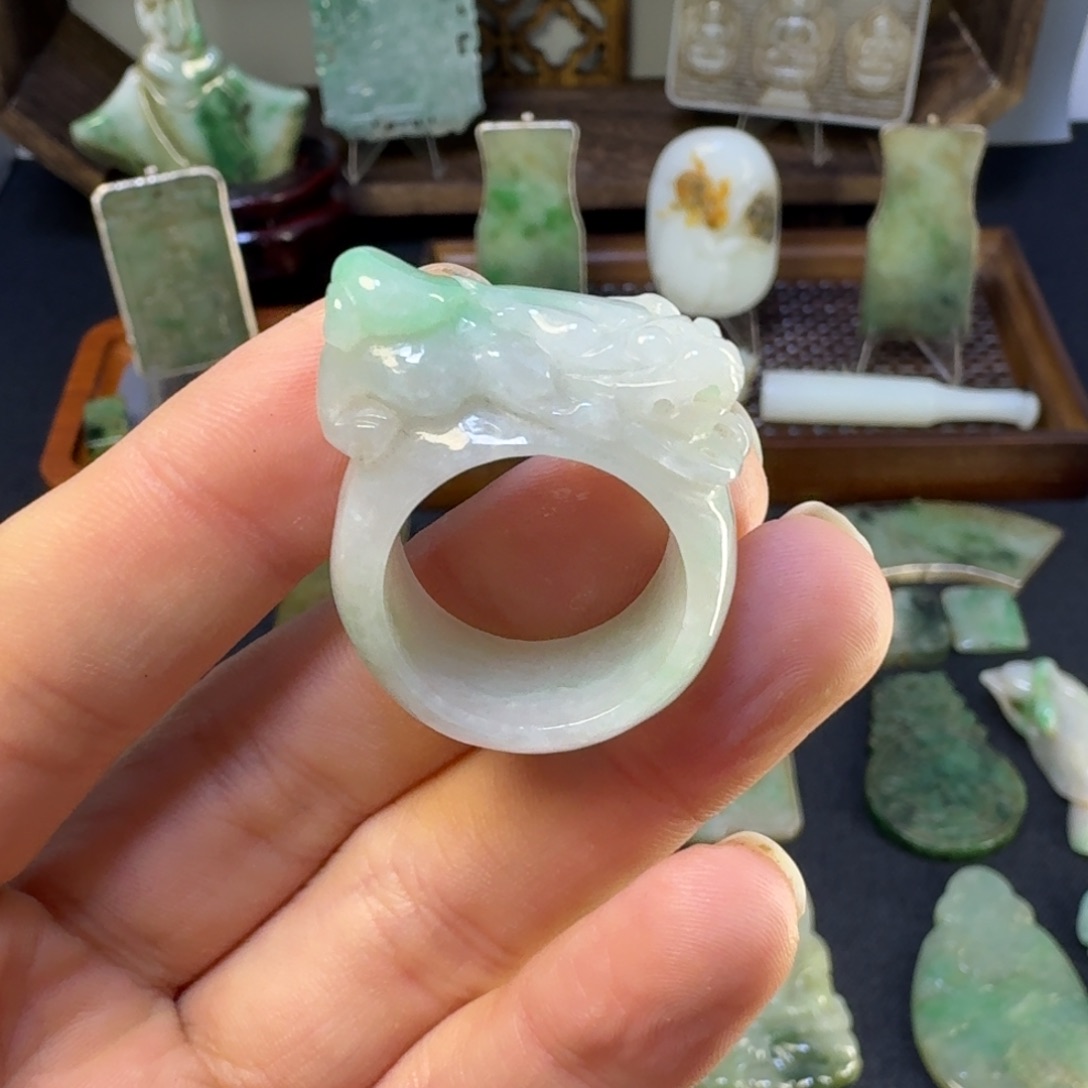 翡翠颈饰未镶嵌翡翠颈饰未镶嵌..