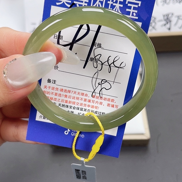 和田玉未镶嵌手镯