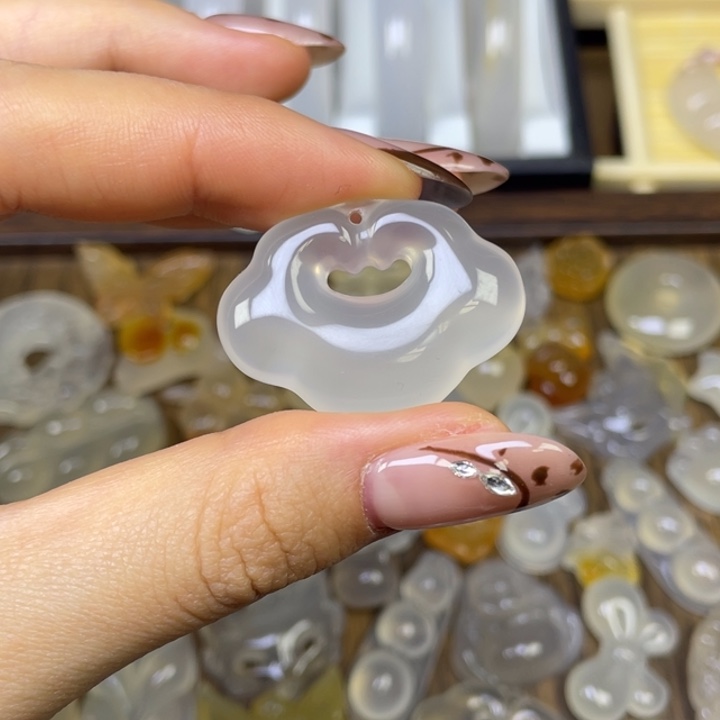 玛瑙/玉髓未镶嵌颈饰祥云锁