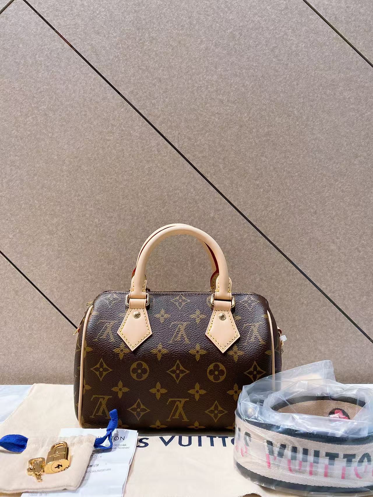 未使用 LV 帝爵鹏哥直播专享/LV/老花speedy20黑白肩带单肩包