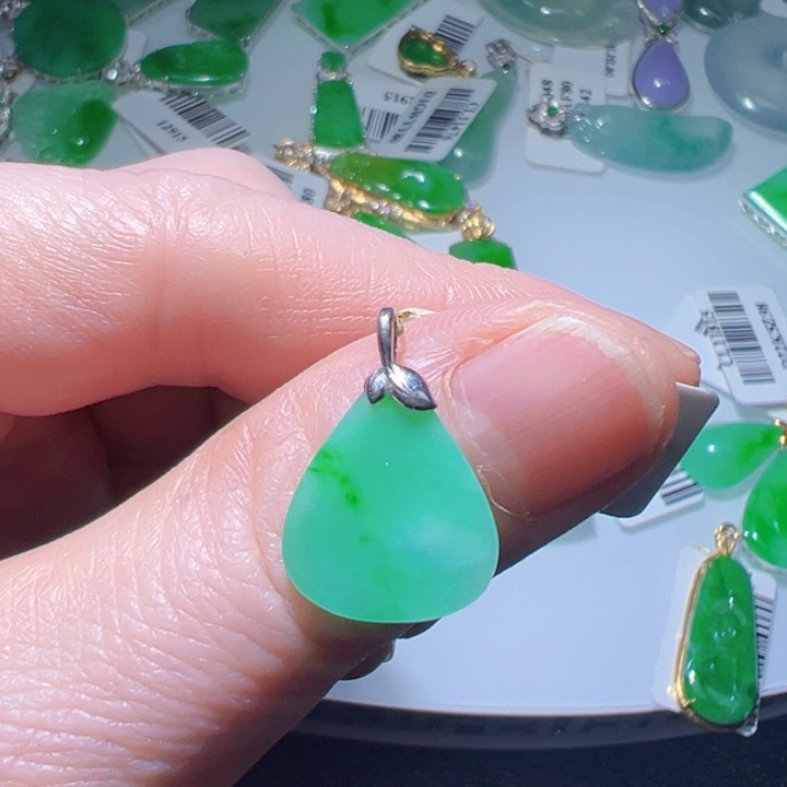 颈饰18K金镶嵌翡翠