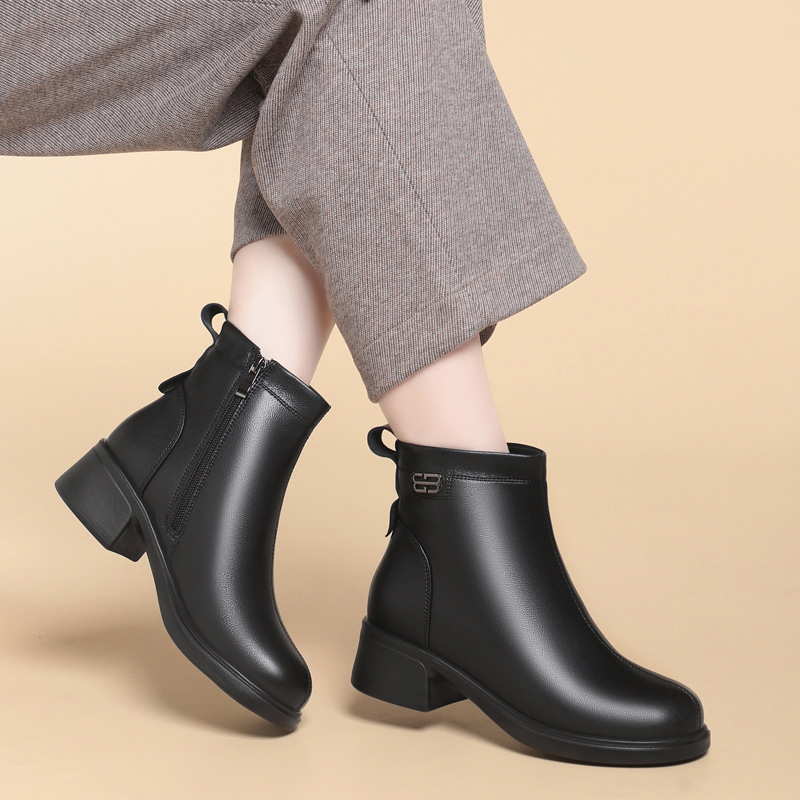 真皮妈妈鞋子短靴新款秋冬季女鞋中年中跟软底加绒皮鞋棉鞋女靴子