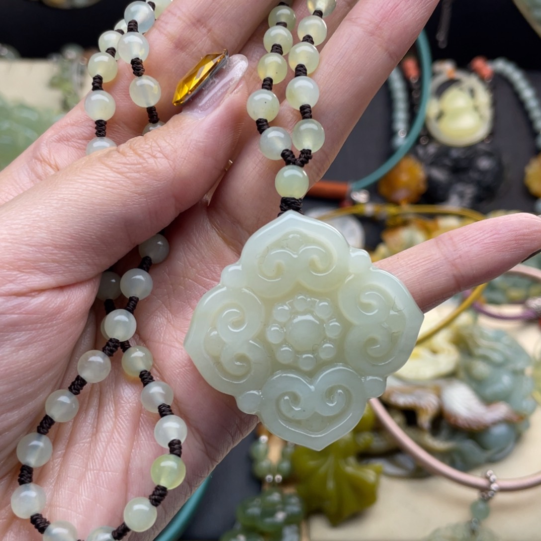 蛇纹石玉颈饰未镶嵌