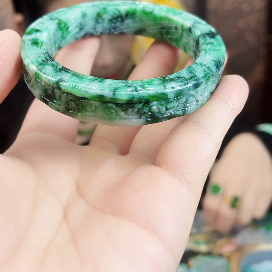 翡翠未镶嵌颈饰手镯