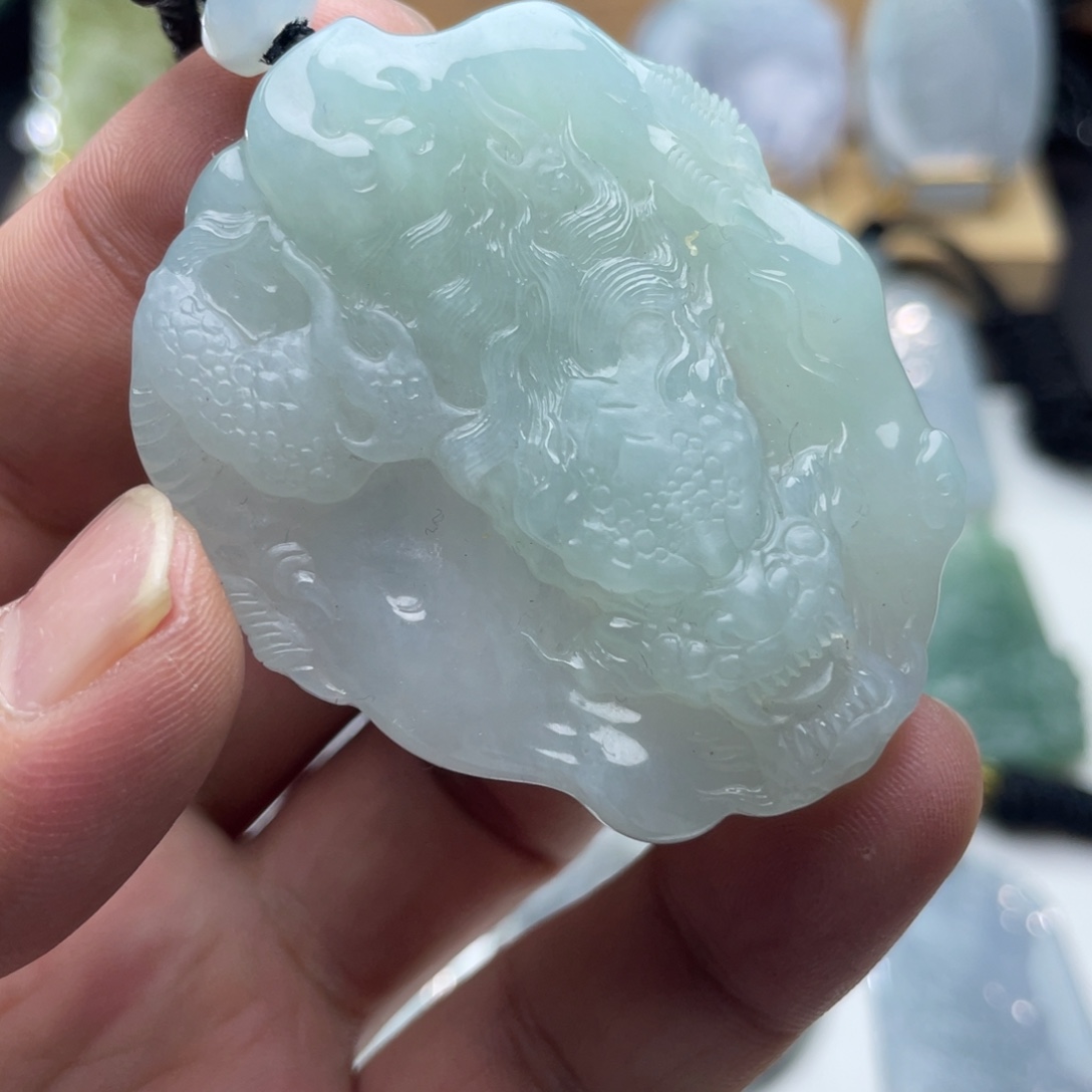 翡翠未镶嵌颈饰龙牌