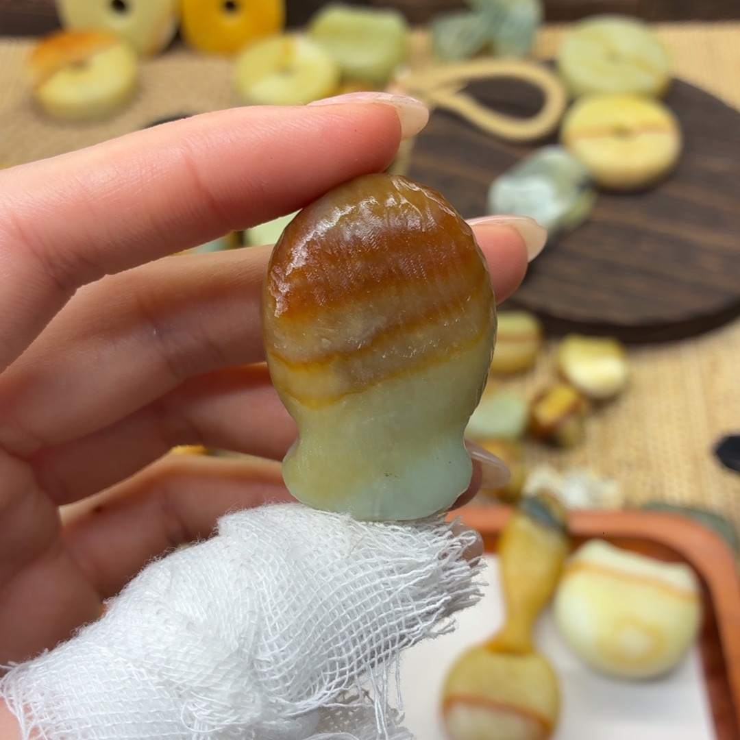 D***.蛇纹石玉未镶嵌颈饰