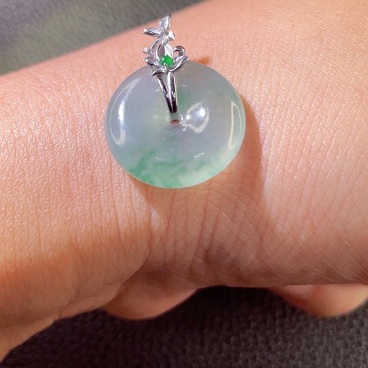 翡翠18K金镶嵌颈饰翡翠