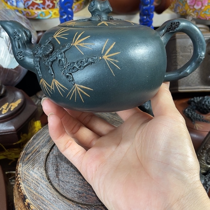 茶壶紫泥原矿泥料手工制作的一把紫砂壶。