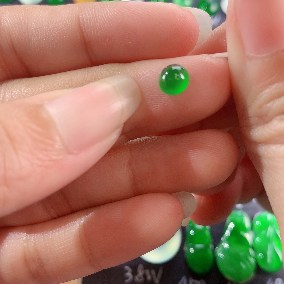 翡翠颈饰未镶嵌小绿蛋