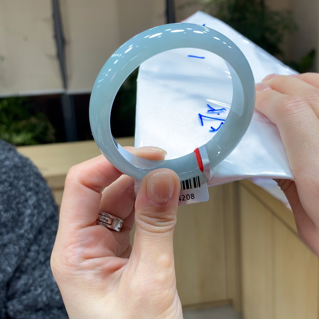 翡翠手镯未镶嵌不退不换