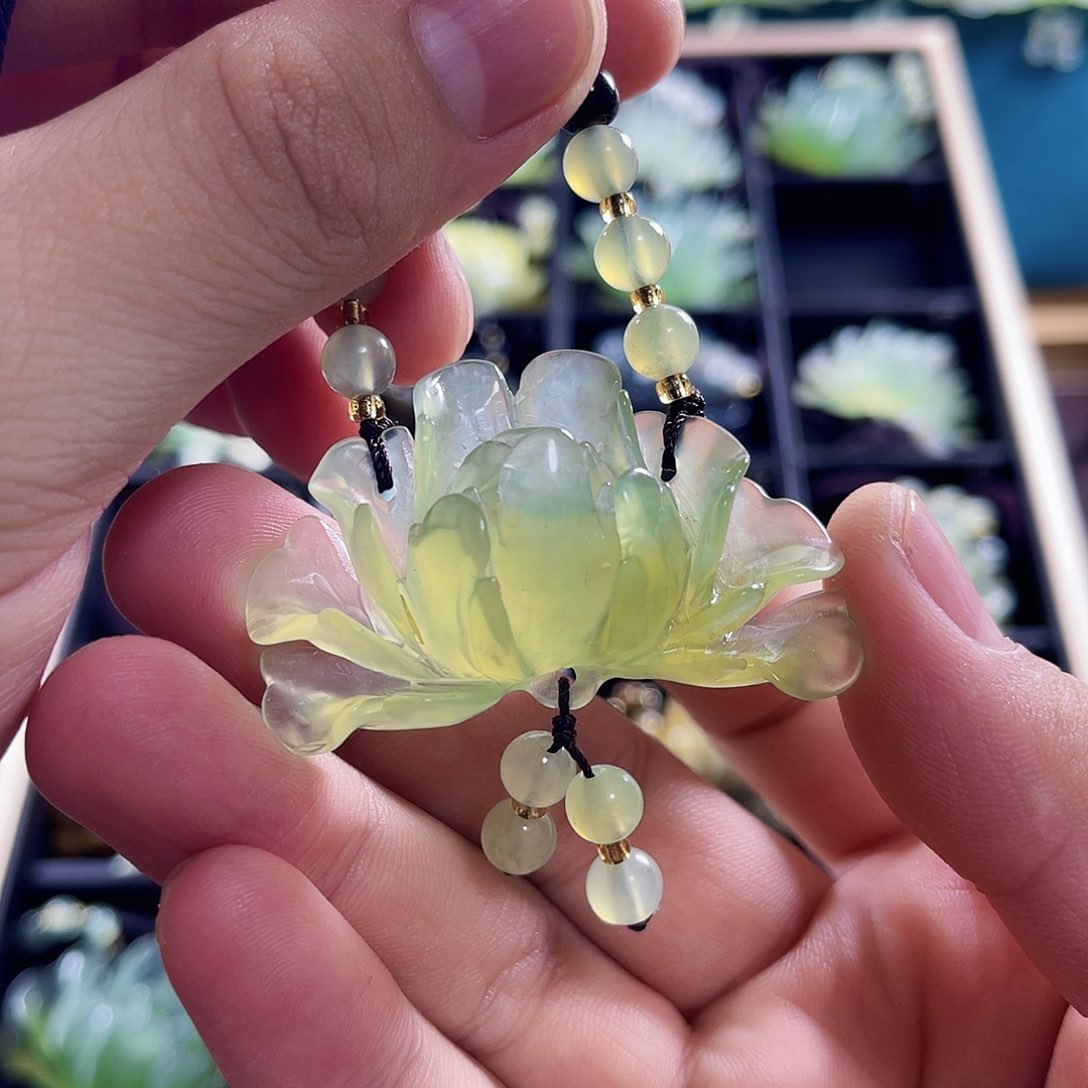 蛇纹石玉颈饰未镶嵌