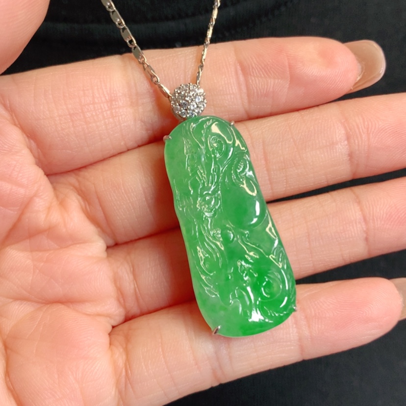 【闪购商品】颈饰18K金镶嵌翡翠龙牌