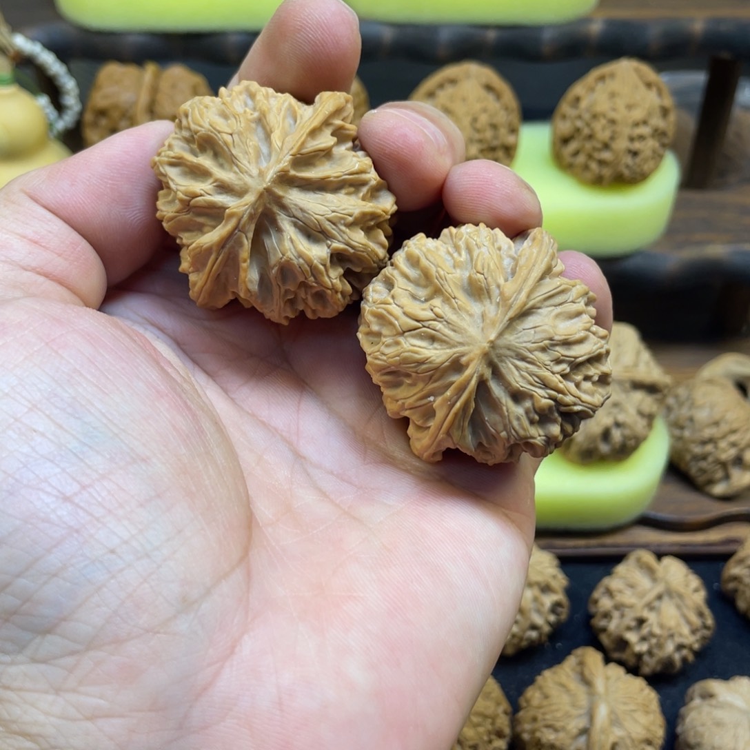 文玩核桃吊坠苹果