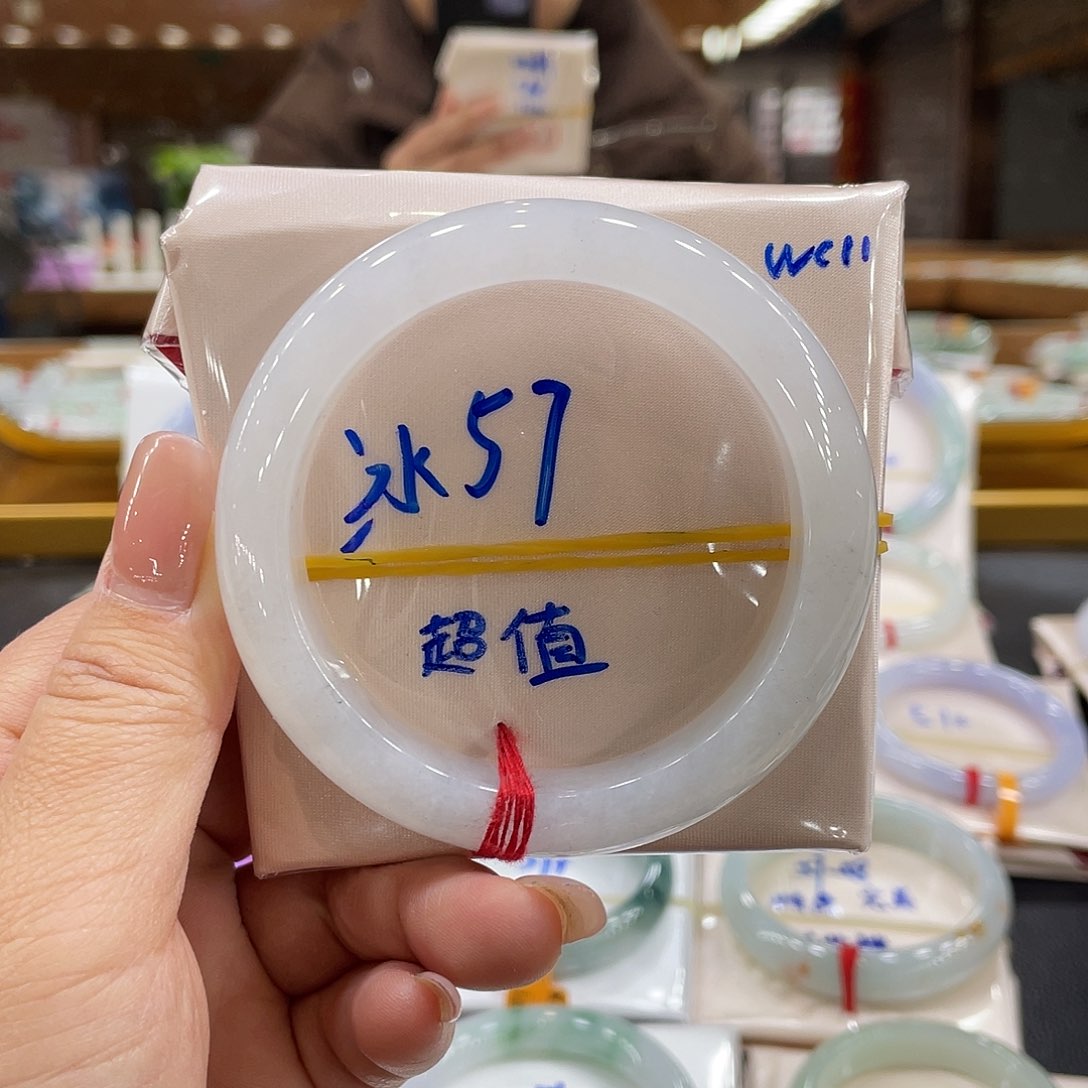 翡翠手镯未镶嵌翡翠