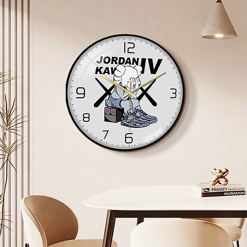 暴力熊Kaws钟表挂钟客厅2025新款家用免打孔简约创意卡通时钟挂墙