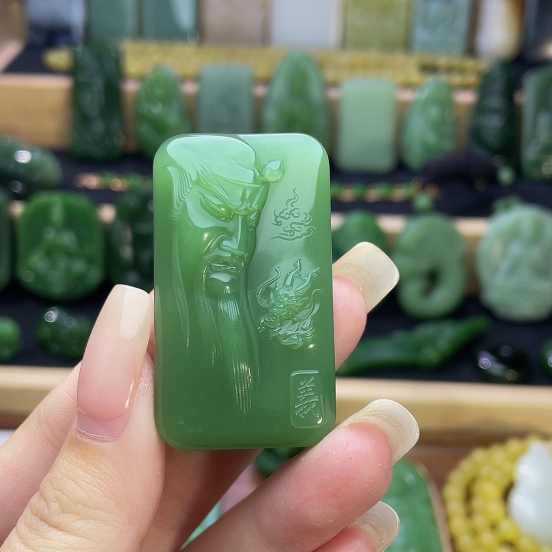 和田玉未镶嵌颈饰粉绿·关公