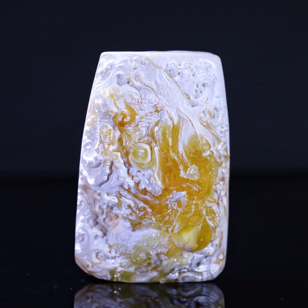 俄料金漆白龙牌蜜蜡雕刻件肖时清作品51.56g