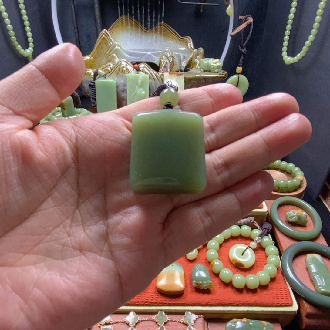 岫岩老玉（透闪石质玉）吊坠未镶嵌