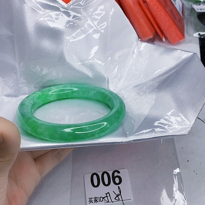 翡翠未镶嵌手镯一图一物实物为准（微瑕处理）