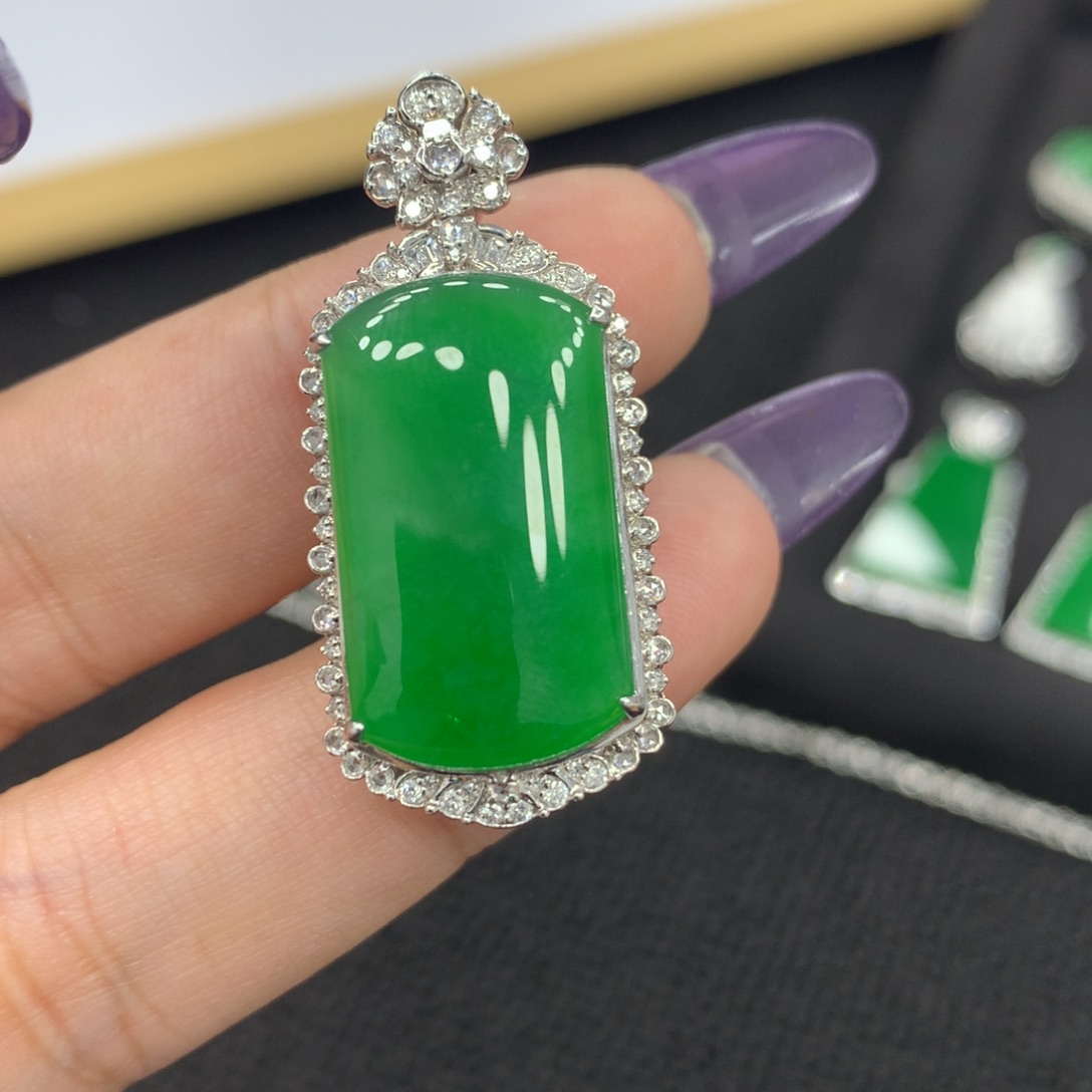 18K金镶嵌翡翠耳饰桐*马鞍