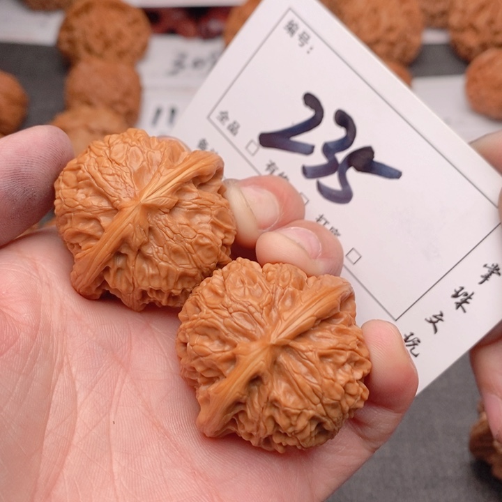 文玩核桃吊坠38宫灯235