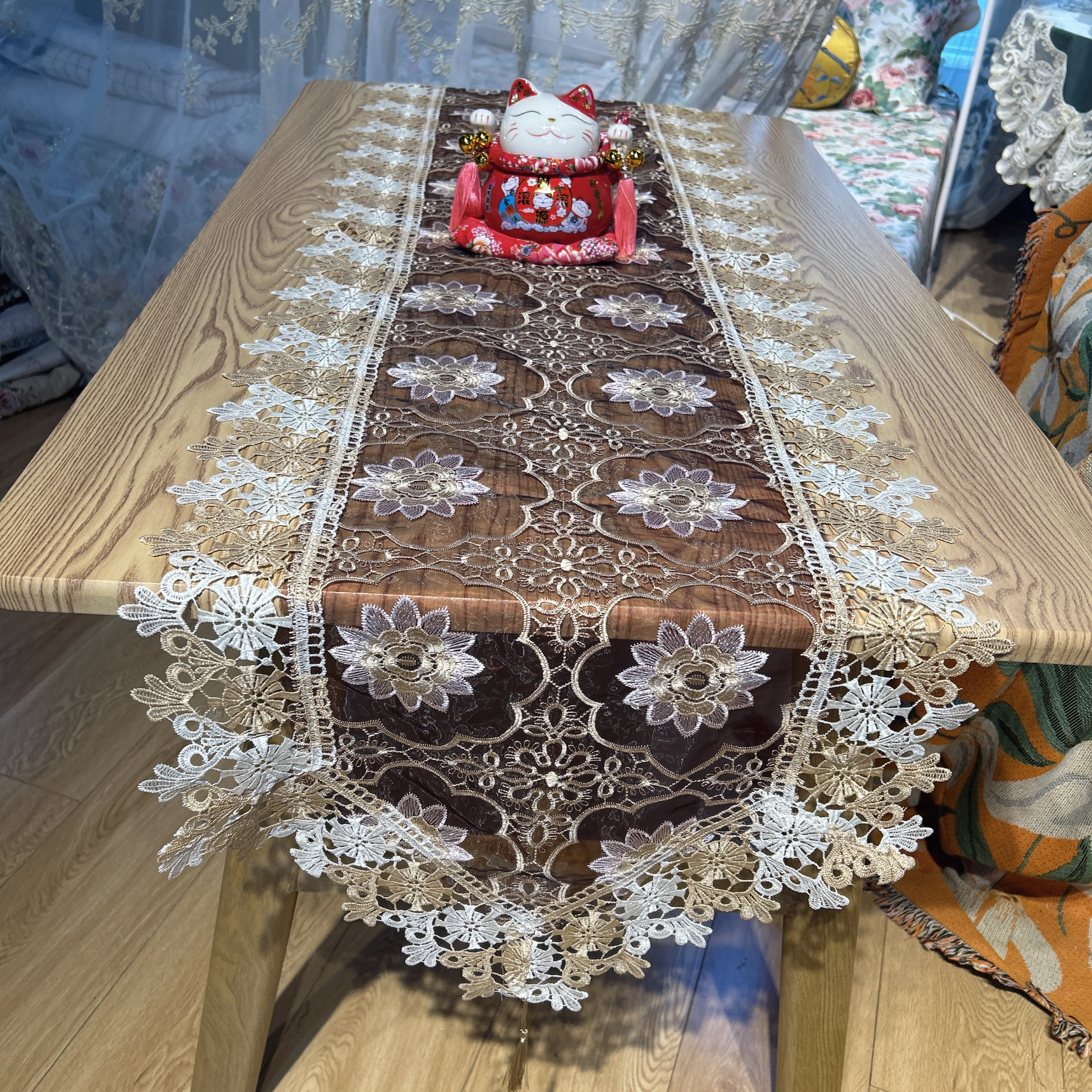 DY018-38玻璃纱（50*190cm）红底金白色小花朵镂空桌旗