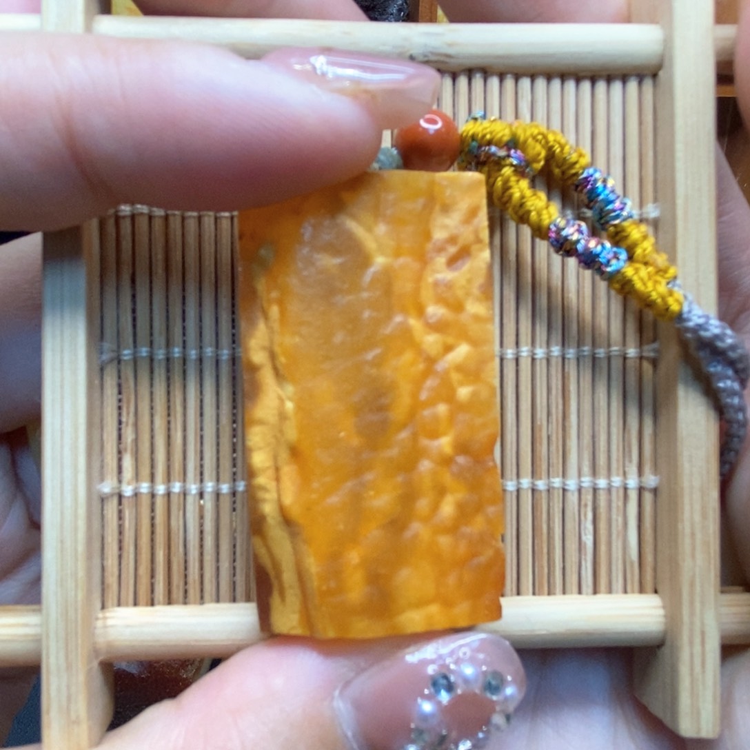 琥珀颈饰未镶嵌陈