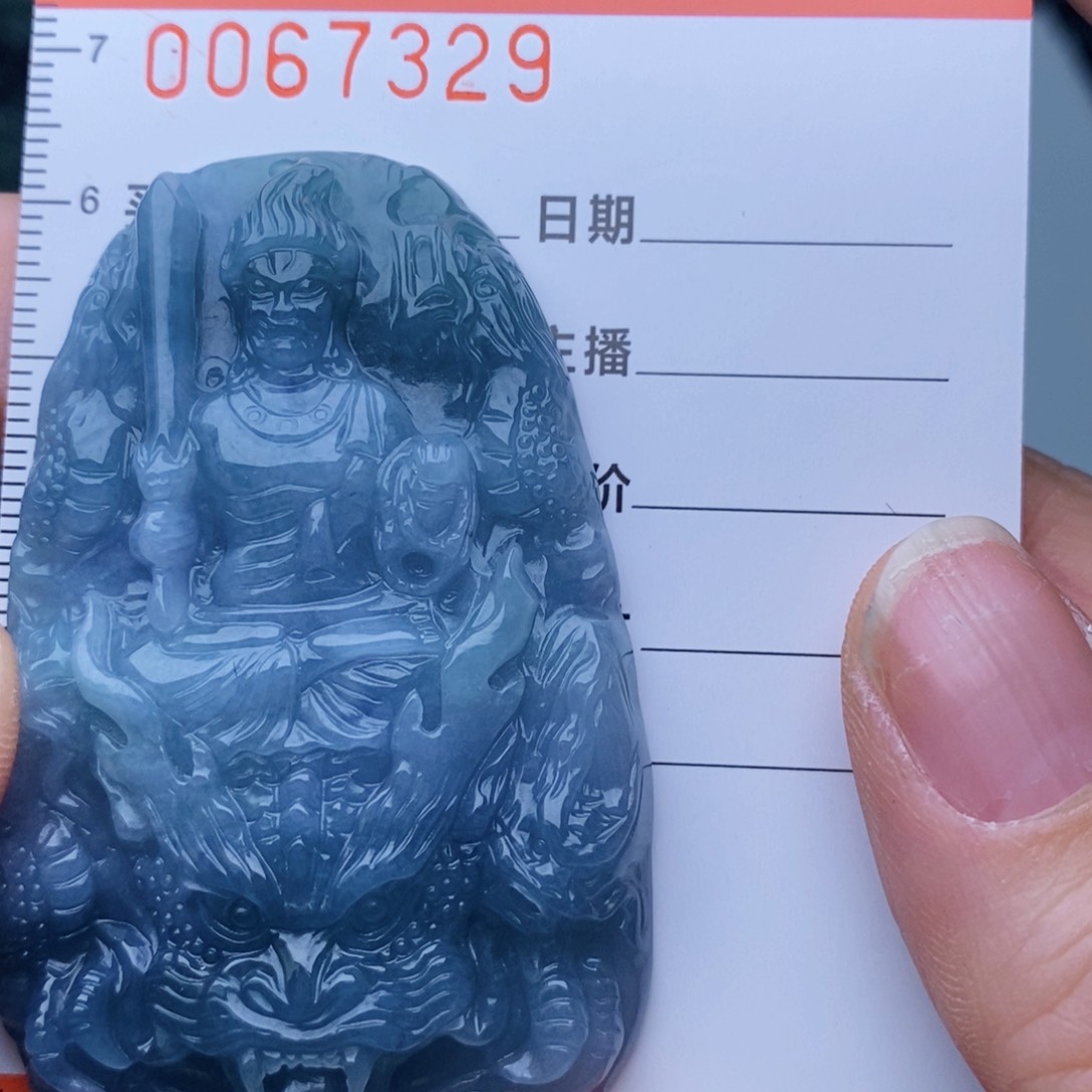 翡翠未镶嵌颈饰bu dong