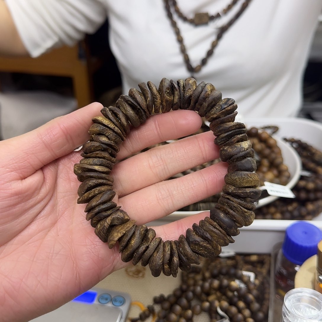 沉香木手串白棋壳仔单圈 36 克多样性发一