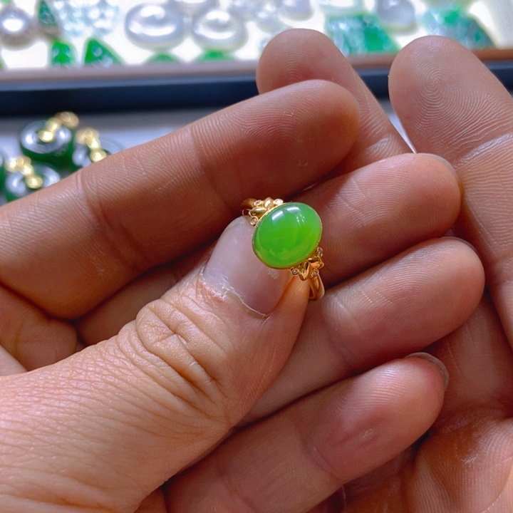 和田玉（碧玉）戒指18K金镶嵌苹果绿