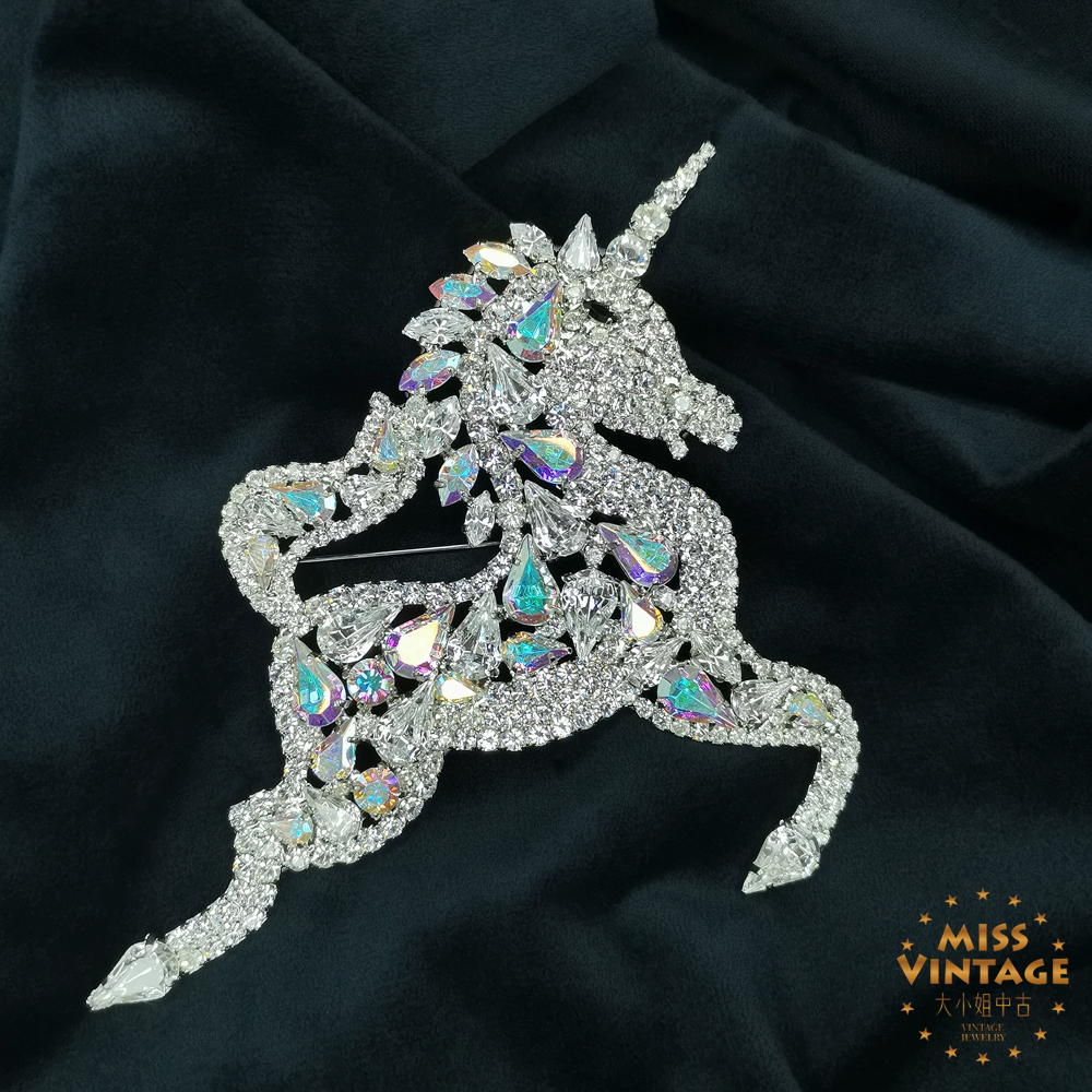 B&W90年代高藏级幻彩密镶独角兽胸针[2505291-096]