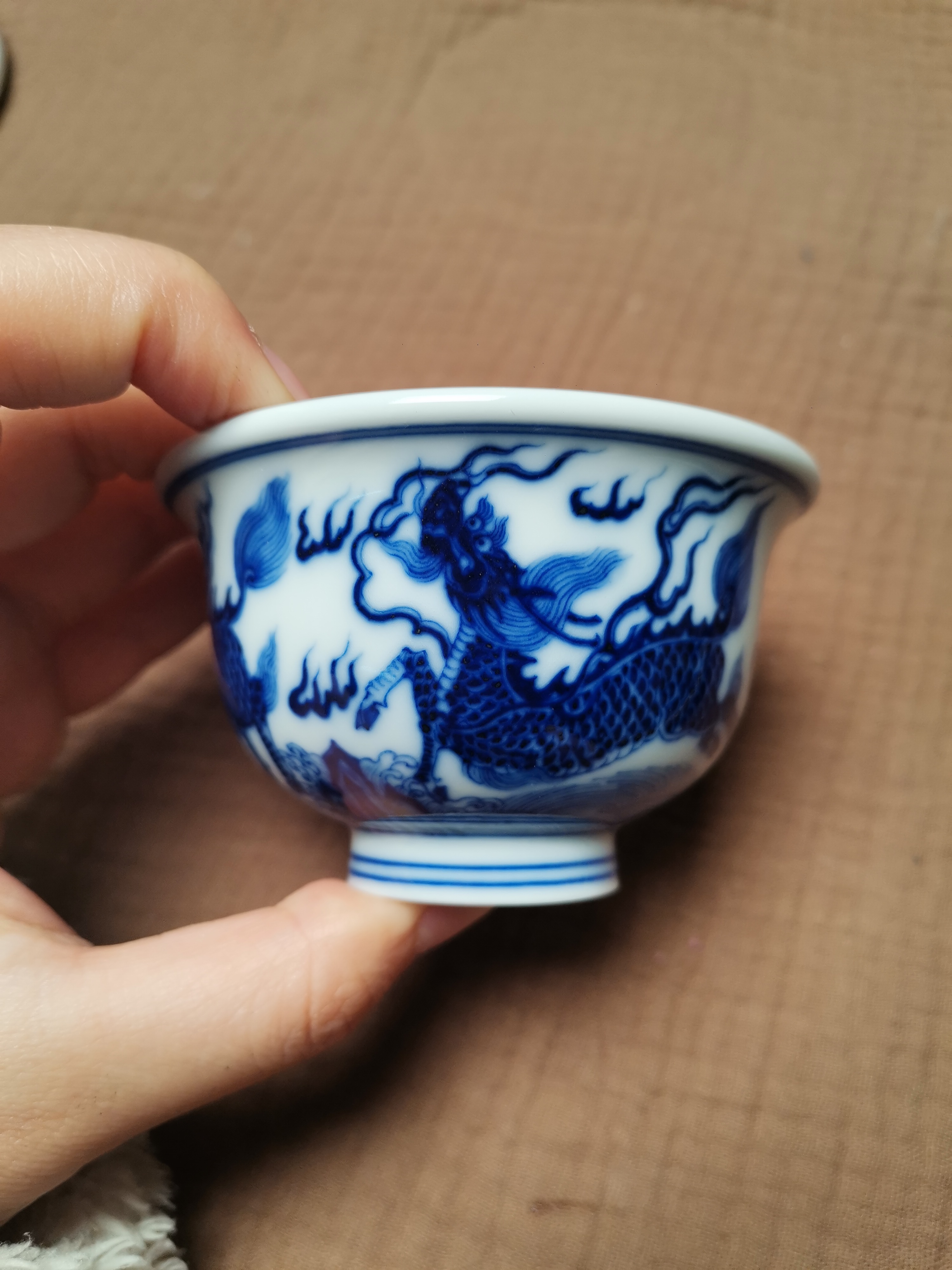 景德镇手绘麒麟小压手杯