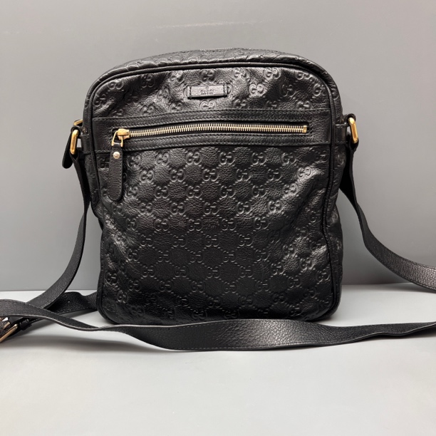 95新 GUCCI/古驰 黑色压花休闲邮差包 尺寸26*26 SV18665