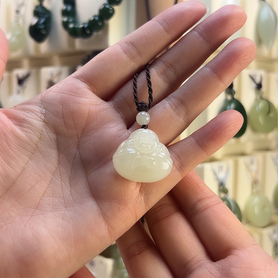 月****和田玉未镶嵌颈饰