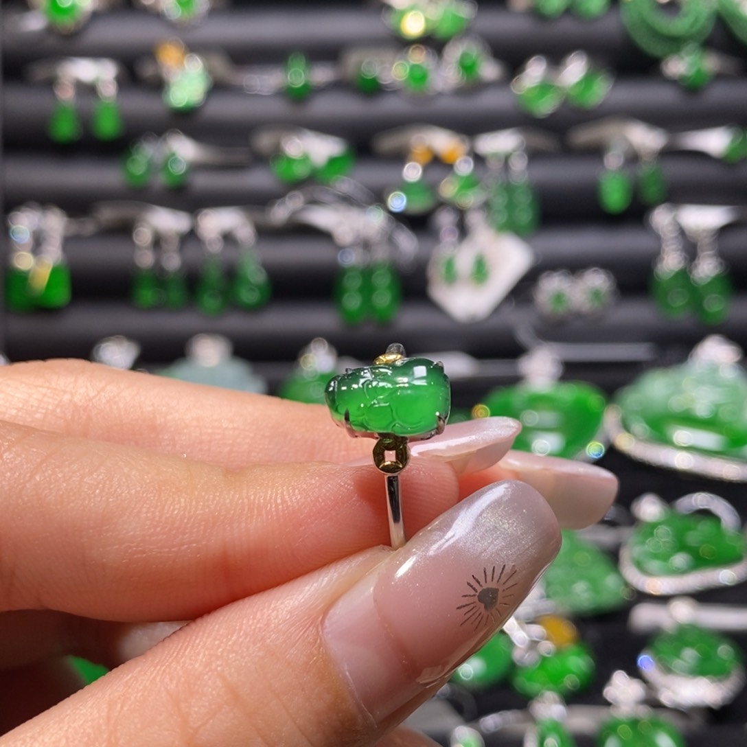 翡翠戒指18K金镶嵌天然翡翠