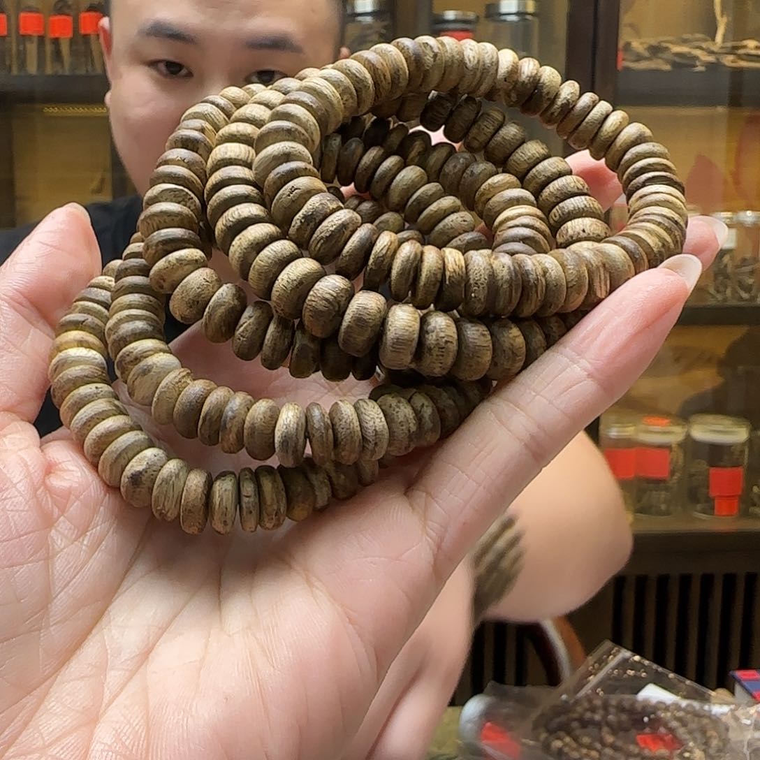 沉香碎屑沉香虫漏手串 随机发一串