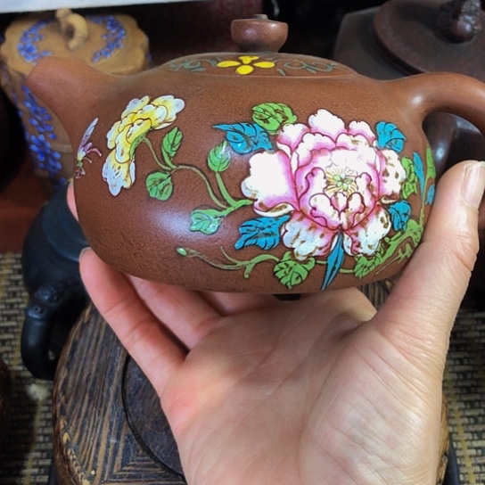 茶壶紫砂原矿泥料手工制作的一把紫砂壶。