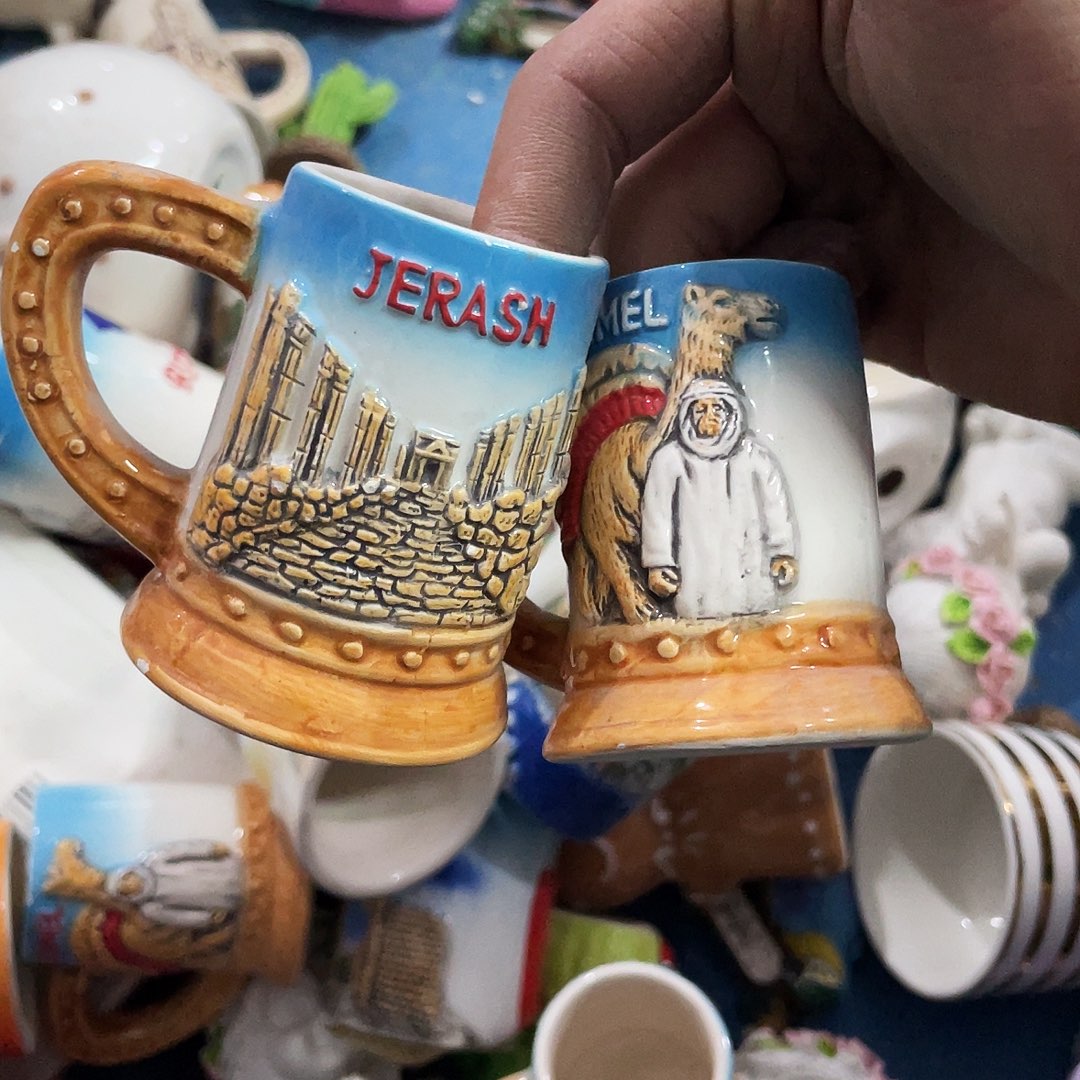 摆件   磕碰。 封釉。       