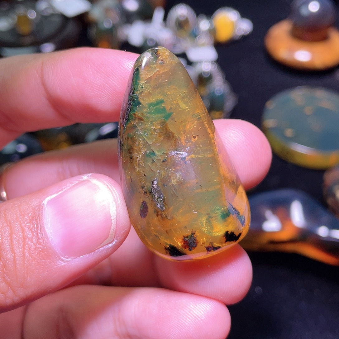 琥珀裸石未镶嵌，