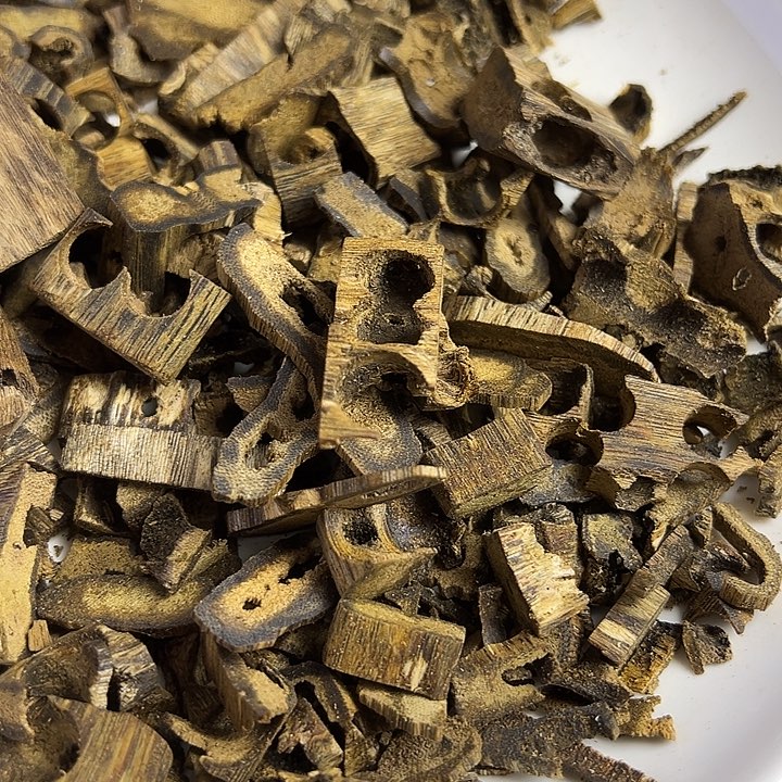沉香碎屑沉香绿奇楠熏香边角料10克