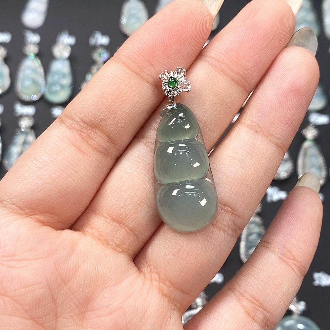 栗****翡翠18K金镶嵌颈饰