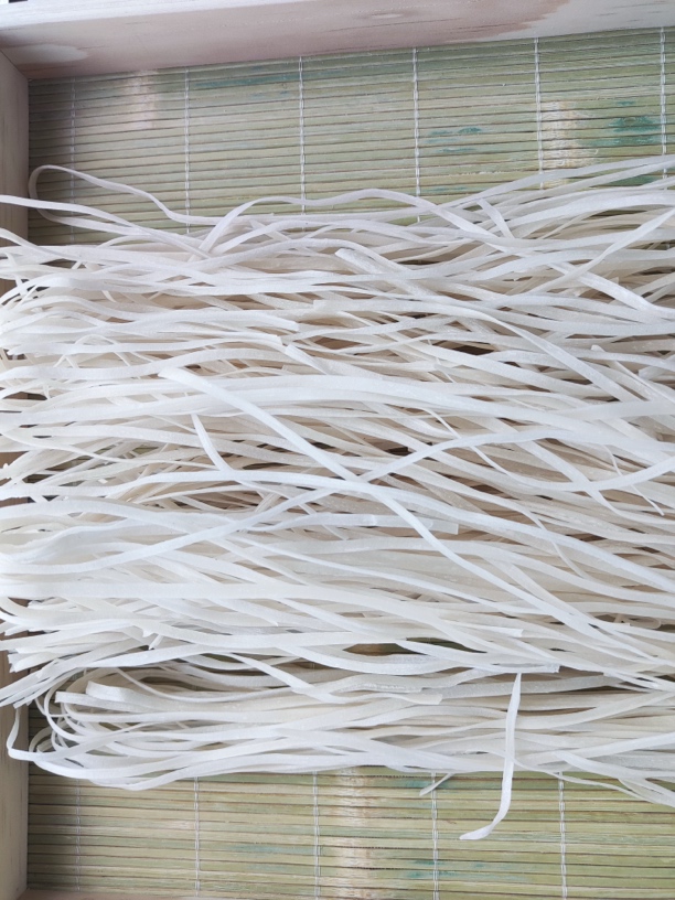 秦岭农家红薯粉带宽粉 韭叶宽粉条粉带